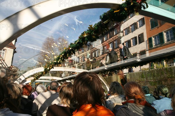 France, alsace, bas rhin, strasbourg, croisiere fluviale sur l'Ill pendant la periode des marches de noel, maisons sur les quais, habitat traditionnel, la petite france,