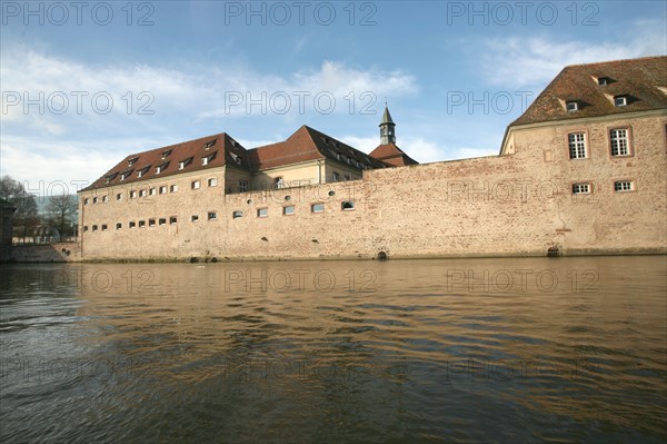 France, alsace, bas rhin, strasbourg, croisiere fluviale sur l'Ill pendant la periode des marches de noel, maisons sur les quais, habitat traditionnel, la petite france, les ponts couverts,