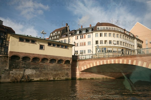 France, alsace, bas rhin, strasbourg, croisiere fluviale sur l'Ill pendant la periode des marches de noel, maisons sur les quais, habitat traditionnel, la petite france,