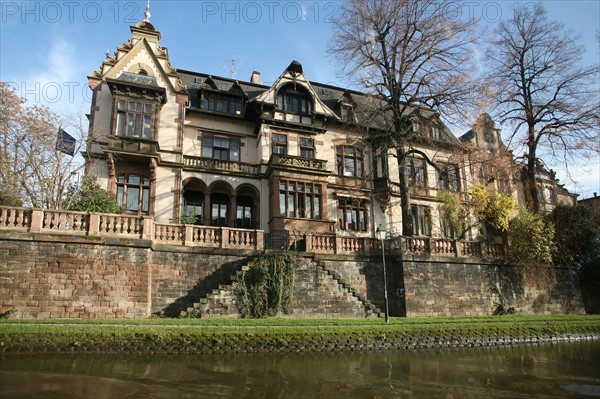 France, alsace, bas rhin, strasbourg, croisiere fluviale sur l'Ill pendant la periode des marches de noel, maison a pans de bois sur les quais, colombages, habitat traditionnel,