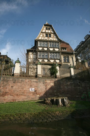 France, alsace, bas rhin, strasbourg, croisiere fluviale sur l'Ill pendant la periode des marches de noel, maison a pans de bois sur les quais, colombages, habitat traditionnel,