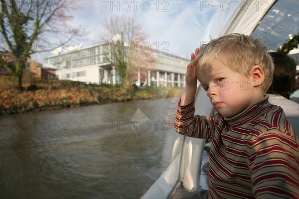 France, alsace, bas rhin, strasbourg, croisiere fluviale sur l'Ill pendant la periode des marches de noel, enfant qui s'ennuie, personnage autorise,