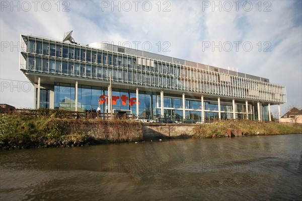 France, alsace, bas rhin, strasbourg, croisiere fluviale sur l'Ill pendant la periode des marches de noel, batiment siege de la television franco allemande Arte,