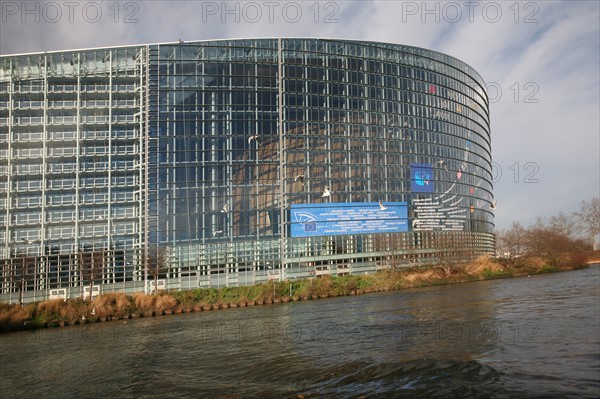 France, alsace, bas rhin, strasbourg, croisiere fluviale sur l'Ill pendant la periode des marches de noel, parlement europeen, institution, union europeenne,