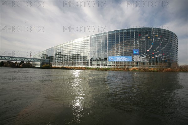 France, alsace, bas rhin, strasbourg, croisiere fluviale sur l'Ill pendant la periode des marches de noel, parlement europeen, institution, union europeenne,