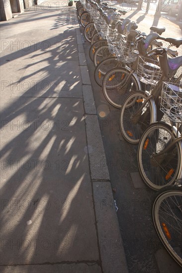 France, paris 7e, avenue rapp, staion velib, velo en libre service, ombre sur le trottoir, circulation urbaine, environnement,