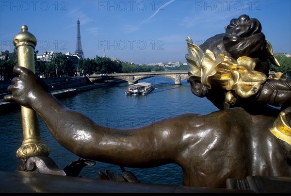 France, paris 8e, la seine, pont Alexandre III, bateau mouche, tour eiffel, sculpture, statue, tablier, neva,