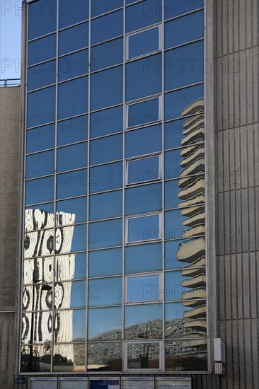 France, paris 14e, montparnasse, refelts dans un immeuble vitre, rue vercingetorix, place de catalogne, boffil, architecture, vitres,