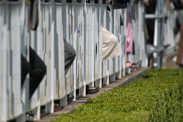 France, ile de france, paris 16e, hippodrome d'auteuil, course d'obstacles, gras savoye grand steeple-chase de paris 2004, jockey, cheval, prix, pur sang, cheval, hippisme, turf, turfistes, tribunes,