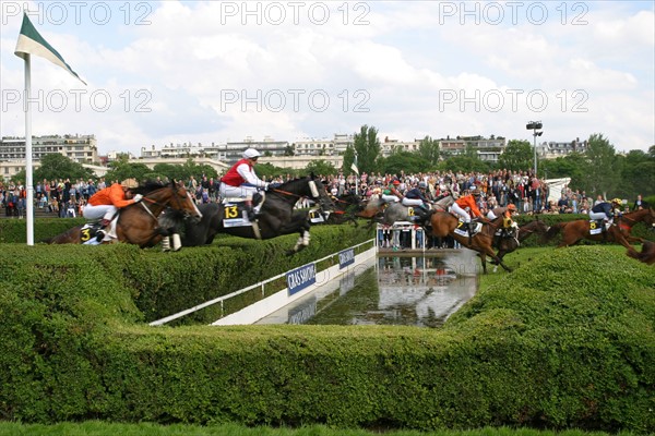 France, ile de france, paris 16e, hippodrome d'auteuil, course d'obstacles, gras savoye grand steeple-chase de paris 2004, jockey, cheval, prix, pur sang, cheval, hippisme, turf,