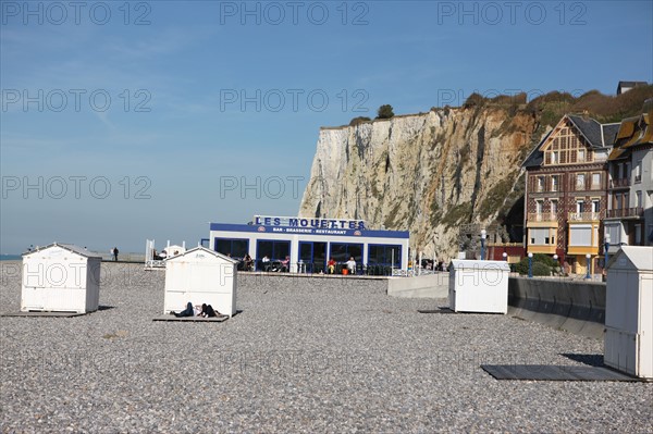 France, somme, entre picardie et Normandie, mers les bains, face au treport, pays de la bresle maritime, cote d'albatre, plage, galets, cabines de bains, station balneaire,