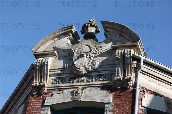 France, somme, entre picardie et Normandie, mers les bains, face au treport, pays de la bresle maritime, fronton ancien magasin de cycles, cote d'albatre, centre ville maisons, station balneaire, villegiatures,