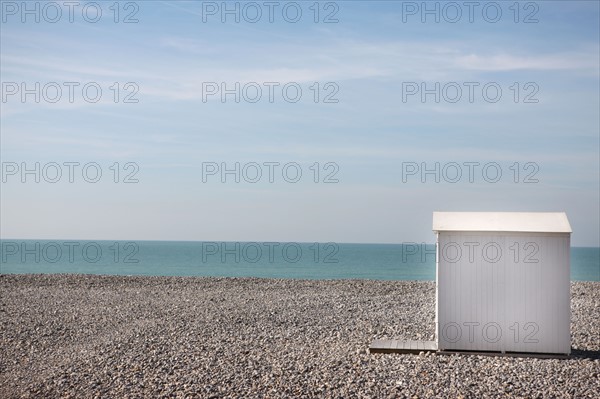 France, somme, entre picardie et Normandie, mers les bains, face au treport, pays de la bresle maritime, cote d'albatre, plage, galets, cabines de bains, station balneaire,