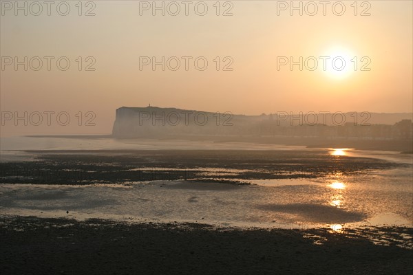 France, somme, entre picardie et Normandie, mers les bains, face au treport, pays de la bresle maritime, vue sur la cote et les falaises, cote d'albatre, coucher de soleil,