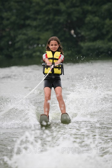 France, picardie, somme, bouvaincourt sur bresle, frontiere avec la Normandie, club de ski nautique sur l'etang de bouvaincourt, sport de glisse, enfant 8 ans, personnage ok,