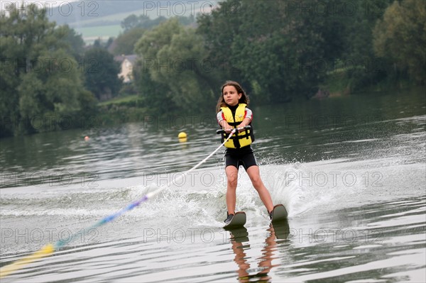 France, picardie, somme, bouvaincourt sur bresle, frontiere avec la Normandie, club de ski nautique sur l'etang de bouvaincourt, sport de glisse, enfant 8 ans, personnage ok,