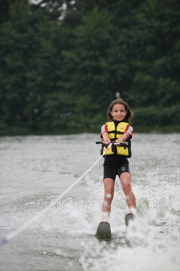 France, picardie, somme, bouvaincourt sur bresle, frontiere avec la Normandie, club de ski nautique sur l'etang de bouvaincourt, sport de glisse, enfant 8 ans, personnage ok,