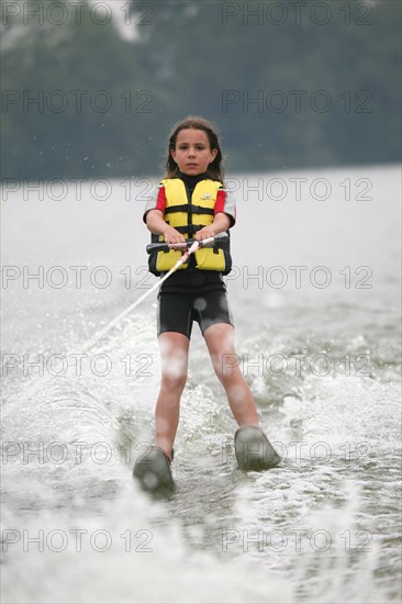 France, picardie, somme, bouvaincourt sur bresle, frontiere avec la Normandie, club de ski nautique sur l'etang de bouvaincourt, sport de glisse, enfant 8 ans, personnage ok,