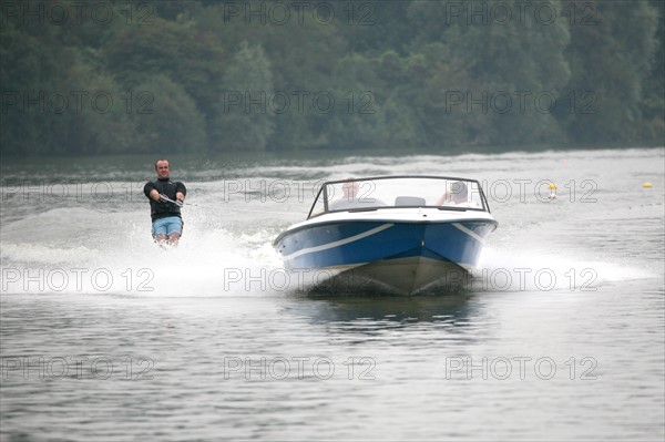 France, picardie, somme, bouvaincourt sur bresle, frontiere avec la Normandie, club de ski nautique sur l'etang de bouvaincourt, sport de glisse,