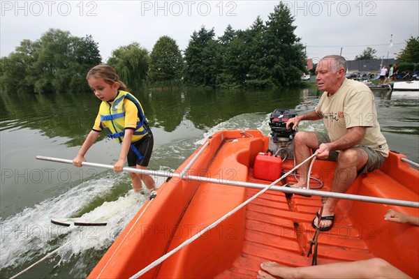 France, picardie, somme, bouvaincourt sur bresle, frontiere avec la Normandie, club de ski nautique sur l'etang de bouvaincourt, sport de glisse, baby ski, enfant 5 ans, personnage ok,