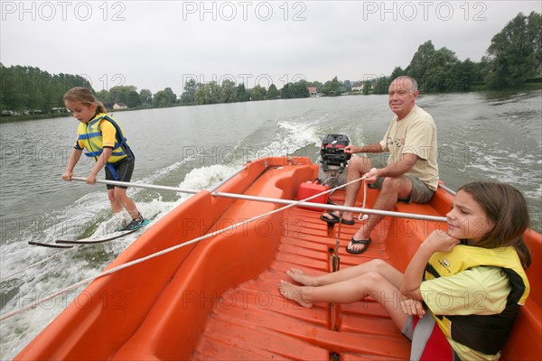 France, picardie, somme, bouvaincourt sur bresle, frontiere avec la Normandie, club de ski nautique sur l'etang de bouvaincourt, sport de glisse, baby ski, enfant 5 ans, personnage ok,