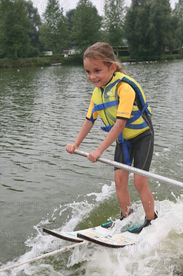 France, picardie, somme, bouvaincourt sur bresle, frontiere avec la Normandie, club de ski nautique sur l'etang de bouvaincourt, sport de glisse, baby ski, enfant 5 ans, personnage ok,