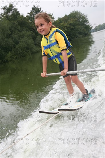 France, picardie, somme, bouvaincourt sur bresle, frontiere avec la Normandie, club de ski nautique sur l'etang de bouvaincourt, sport de glisse, baby ski, enfant 5 ans, personnage ok,