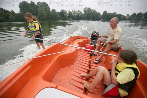 France, picardie, somme, bouvaincourt sur bresle, frontiere avec la Normandie, club de ski nautique sur l'etang de bouvaincourt, sport de glisse,