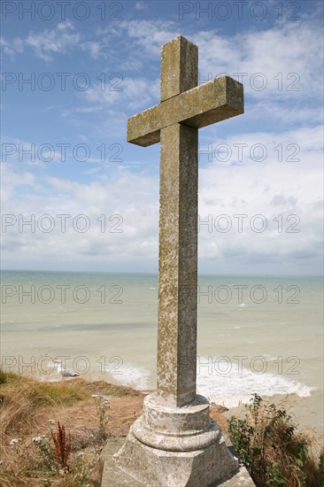 France, picardie, somme, ault, pays de la bresle maritime, chemin des douaniers, promenade, randonnee, panorama, vent, vagues, calvaire, croix,