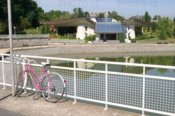 France, ile de france, essonne, massy, plan d'eau, salle des f^tes, velo, parapet,