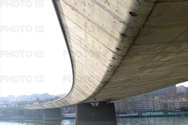 France, hauts de seine, boulogne billancourt, la seine, transport fluvial, peniche, sous le pont de saint cloud, vers l'autoroute A13, circulation, urbanisme,