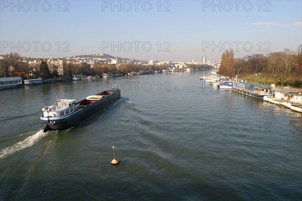 France, ile de france, hauts de seine, boulogne billancourt, la seine, transport fluvial, peniche, berges, la defense,