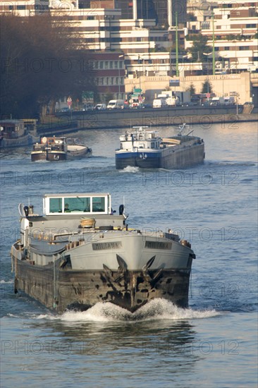 France, ile de france, hauts de seine, boulogne billancourt, la seine, transport fluvial, peniche, berges, la defense,