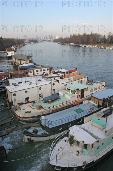 France, ile de france, hauts de seine, boulogne billancourt, la seine, transport fluvial, peniche, berges, port, la defense,