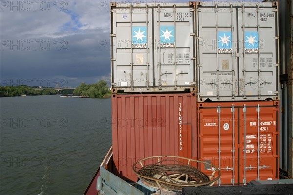 France, ile de france, hauts de seine, gennevilliers, la seine, transport fluvial, peniche, porte conteneurs, containers, port autonome de paris, marchandise,