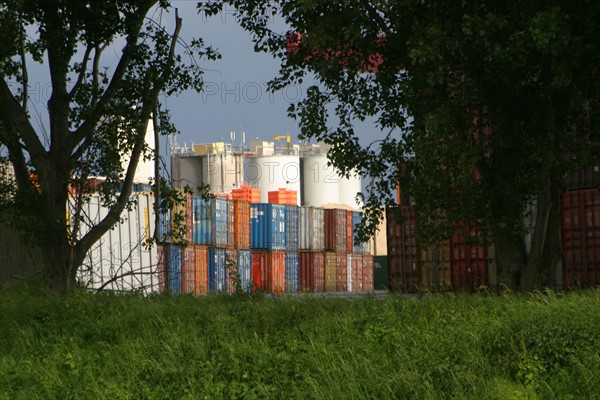 France, ile de france, hauts de seine, gennevilliers, la seine, transport fluvial, peniche, porte conteneurs, containers, port autonome de paris, marchandise, arbres, entrepots,