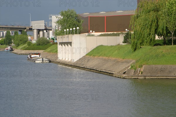 France, ile de france, hauts de seine, gennevilliers, la seine, transport fluvial, peniche, porte conteneurs, containers, port autonome de paris, marchandise, entrepots,