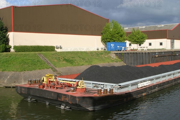 France, ile de france, hauts de seine, gennevilliers, la seine, transport fluvial, peniche, barge, entrepot, port autonome de paris, marchandise,