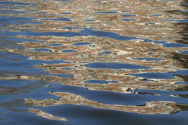 France, ile de france, boulogne billancourt, l'ile seguin, la seine, ancien site des usines renault, reflets dans l'eau, peniches, transport fluvial,