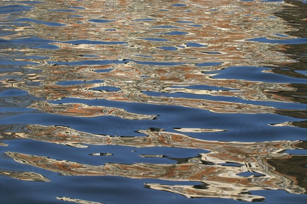 France, ile de france, boulogne billancourt, l'ile seguin, la seine, ancien site des usines renault, reflets dans l'eau, peniches, transport fluvial,