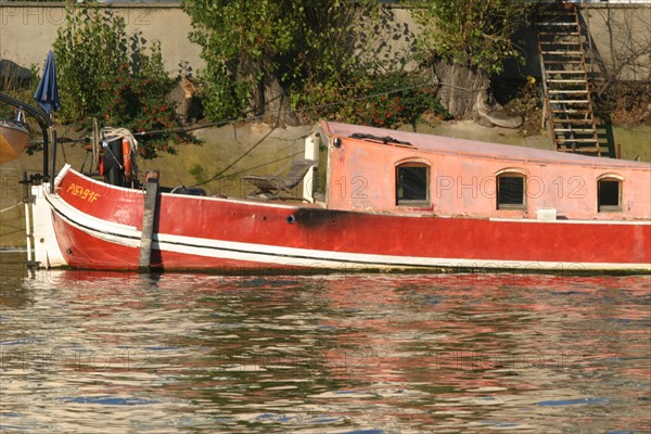 France, ile de france, boulogne billancourt, l'ile seguin, la seine, ancien site des usines renault, reflets dans l'eau, peniches, transport fluvial,