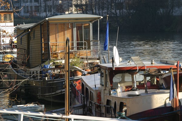 France, ile de france, boulogne billancourt, l'ile seguin, la seine, ancien site des usines renault, reflets dans l'eau, peniches, transport fluvial, habitation,