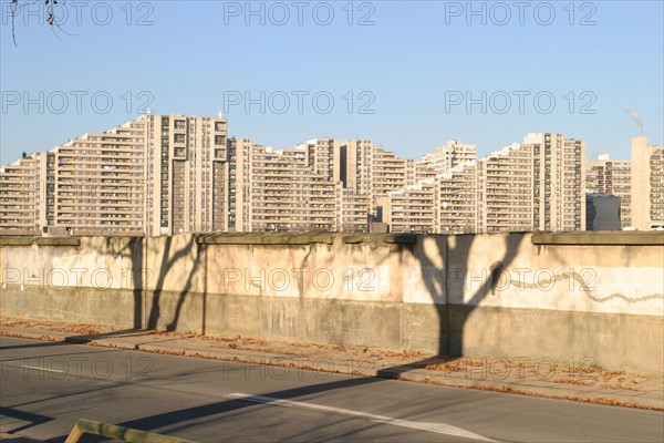 France, ile de france, boulogne billancourt, l'ile seguin, la seine, ancien site des usines renault, friche industrielle, palissade, immeubles, ombre d'un arbre,