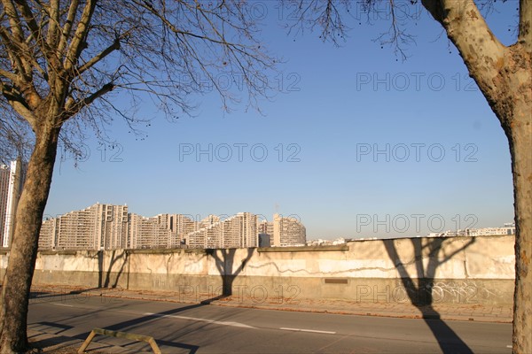 France, ile de france, boulogne billancourt, l'ile seguin, la seine, ancien site des usines renault, friche industrielle, palissade, immeubles, ombre d'un arbre,