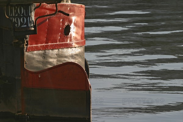 France, ile de france, boulogne billancourt, l'ile seguin, la seine, ancien site des usines renault, reflets dans l'eau, peniches, transport fluvial,