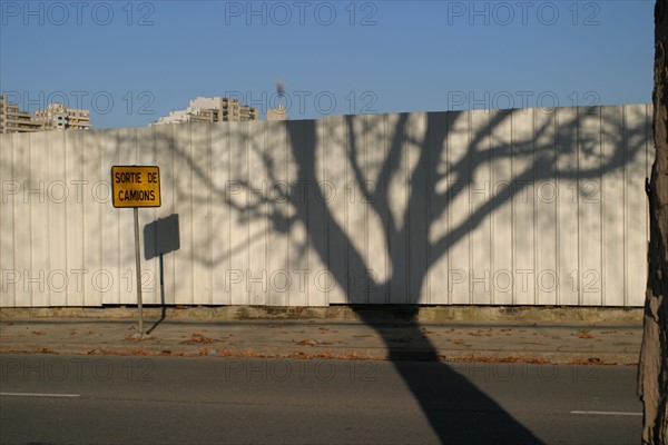 France, ile de france, boulogne billancourt, l'ile seguin, la seine, ancien site des usines renault, friche industrielle, palissade, panneau, signalisation, immeubles, sortie de camions, ombre d'un arbre,