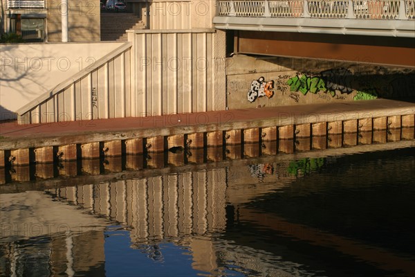 France, ile de france, boulogne billancourt, l'ile seguin, la seine, ancien site des usines renault, reflets dans l'eau, peniches, transport fluvial, pont, tags, graffiti,