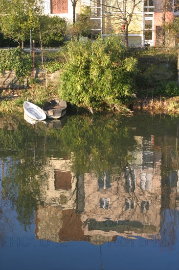 France, ile de france, boulogne billancourt, l'ile seguin, la seine, ancien site des usines renault, reflets dans l'eau, maison, barque,