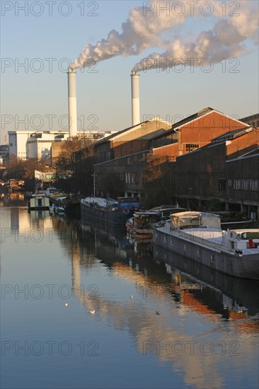 France, ile de france, boulogne billancourt, l'ile seguin, la seine, ancien site des usines renault, reflets dans l'eau, peniches, transport fluvial, cheminees, fumees, pollution,