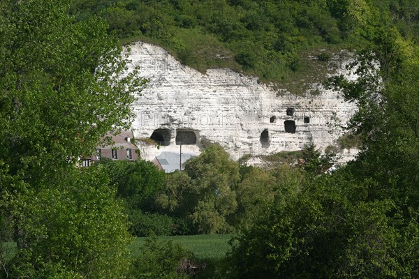 France, ile de france, val d'oise, la roche guyon, la seine, falaise, habitat troglodyte, berges du fleuve, maisons,